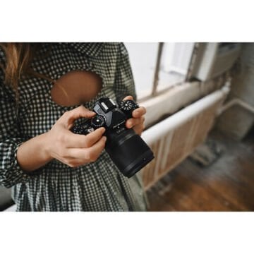 Nikon Zf 24-70mm f/4 Lensli Aynasız Fotoğraf Makinesi (14583 TL Geri Ödeme)