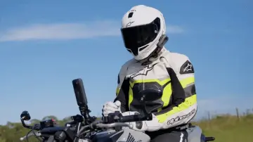 Insta360 X5 360° Aksiyon Kamerası Essentials Bundle + 128 GB MicroSD Hafıza Kartı